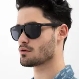 Lentes de sol INVU modelo IB22445A, con montura negra de acetato y lentes polarizados.