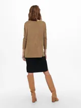 Sweater color marrón claro de tejido de punto suave, con cuello en V y mangas largas. Ideal para looks casuales o formales.