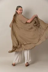 Túnica larga color beige de doble gasa con bolsillos delanteros.