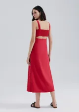 Vestido midi rojo con breteles anchos y corte recto.