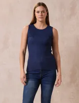 Musculosa celeste en tejido acanalado, con cuello a la base y sin mangas.