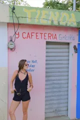 Short tiro bajo color marrón con textura, entrelazado a los costados, cinturón y hebilla de resina.