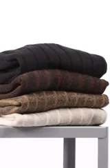 Buzo de punto con cuello redondo y mangas largas, confeccionado en lana merino y algodón.