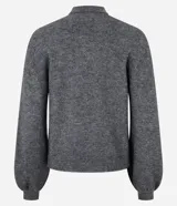 Suéter gris de punto, corte corto, con cuello alto y mangas largas abullonadas.