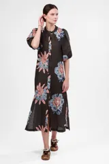 Vestido camisero midi de algodón y lino color gris con estampado de tigresas y flores en tonos azules y naranjas. Tiene cuello mao, mangas abullonadas cortas y cierre frontal con botones.