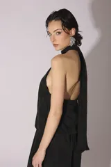 Conjunto de blusa y pantalón color gris azulado de seda, con cuello halter y corte holgado.