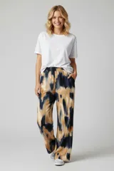 Pantalón de lanilla estampada, corte amplio con bolsillos y cintura elastizada.