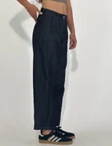 Pantalón de denim azul oscuro, de corte palazzo, con tiro alto y bolsillos laterales.