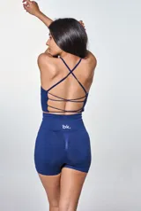 Conjunto deportivo azul marino compuesto por un top con breteles finos y logo blanco, y un short de cintura alta.