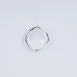 Anillo plateado de plata 925 con dije circular con circonias incrustadas. Es autoajustable.