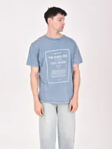 Remera negra con estampa rectangular con diseño abstracto de líneas blancas y texto "Break All The Rules New York City".