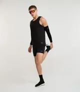 Bermuda masculina negra de microfibra con textura de perforaciones, cintura elástica ajustable con cordón y bolsillos.