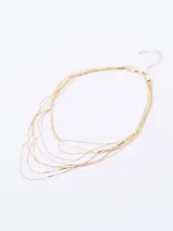 Collar dorado con múltiples cadenas finas dispuestas en cascada.