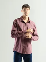 Camisa azul marino de manga larga con cuello abotonado y corte clásico.