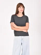 Remera color tostado de corte clásico y mangas cortas.