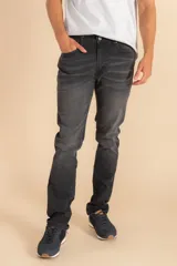 Pantalón de jean gris oscuro, corte slim fit, con bolsillos delanteros y traseros.