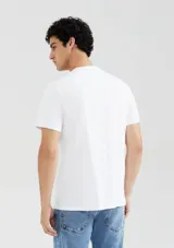 Camiseta marrón de corte recto y mangas cortas.