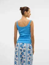 Musculosa celeste de algodón orgánico con detalle bordado de una estrella de mar.