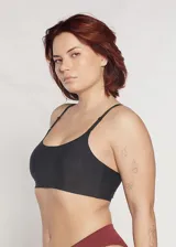 Soutien top negro de microfibra sin costuras, con breteles regulables y copas removibles.