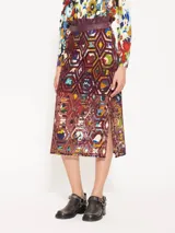 Pollera con bordado y estampa exclusiva, con cintura y volado en cuero, y tajos laterales.