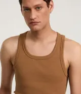 Musculosa negra de algodón acanalado, sin estampa y cuello redondo.