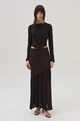 Falda larga marrón tejida en viscosa y lurex, con corte sirena y abertura lateral.