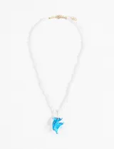 Collar de cuentas blancas con dije de delfín en acrílico azul, de longitud ajustable.