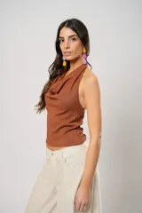 Musculosa marrón de punto con cuello drapeado y espalda descubierta.