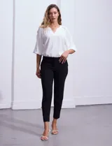 Pantalón de vestir negro, marca Zac & Rachel, de corte recto y largo al tobillo. Presenta pretina con broche interno y cierre, bolsillos delanteros con detalle plisado y bolsillos ojal traseros.