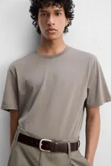 Camiseta de algodón color azul marino, de corte recto, cuello redondo y manga corta.