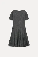 Vestido corto de Zara Woman Collection, color gris con textura. Tiene cuello barco, mangas cortas y falda acampanada con vuelo. Cierre trasero con cremallera oculta.