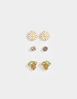 Set de tres pares de aros con pasantes y cierre de tope a presión: un par con forma de margarita blanca con centro amarillo, un par con strass engarzado y un par con forma de uvas con strass verde.