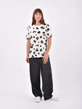 Remera blanca con estampado de manchas negras tipo animal print.