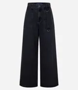 Pantalón skater de jeans negro con bolsillos carpintero delanteros y trabillas en la cintura.