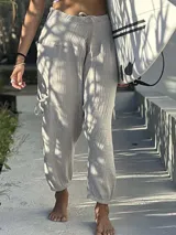 Pantalón babucha de muselina color celeste, con cintura elástica y cordón ajustable.