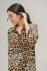 Vestido camisero largo de algodón con estampado de leopardo y mangas 3/4. Cierre frontal con botones de nácar.