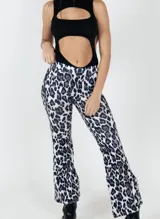 Pantalón alicrado con corte oxford y estampado animal print en tonos blanco, gris y negro.