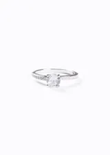 Anillo cintillo de plata 925 con una circonia central de 6mm y circonias laterales.