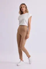 Calza de gamuza color beige, de tiro alto y corte ajustado.