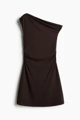 Minivestido marrón de punto elástico, con escote asimétrico de un hombro, manga corta con detalle girado y frunces laterales.
