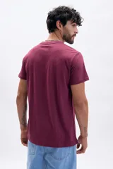 Remera de manga corta color bordó, con cuello redondo y un pequeño estampado minimalista en el pecho que dice "SCANNING...".