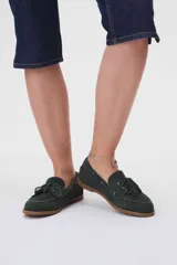 Náuticos de cuero color verde oscuro, con cordones de cuero marrón y suela de goma.