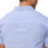 Camisa celeste a rayas verticales blancas, de manga corta y cuello cubano. Cierre frontal con botones.