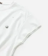 Blusa de ribana de algodón color blanco, con cuello redondo, sin mangas, fruncidos laterales y aplicación de perlas artificiales y strass.