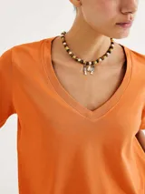 Remera de manga corta color gris con escote en V.