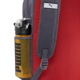 Mochila Puma blanca con base rosa y bolsillo frontal gris. Logo de Puma estampado en blanco.