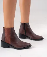 Botas cortas de cuero vacuno color marrón con detalle de cuero texturizado en el talón, taco de madera foliado en cuero y cierre lateral con cremallera YKK.