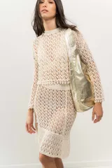 Bolso tipo shopper dorado de cuero natural, sin forro, con base plana y doble asa de hombro.