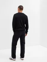 Pantalón de lona suave color verde militar, con botones y cierre oculto, y diseño utilitario.