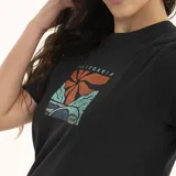Remera negra de corte clásico con estampado rectangular en el pecho que incluye una flor, montañas y la palabra 'California'.